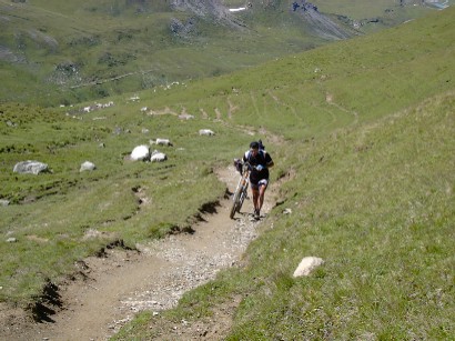 Ecco uno dei tratti dove è necessario spingere la bici.