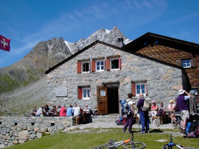 Finalmente la salita è finita: ecco la Chamanna d'Es-Cha (2594 m).