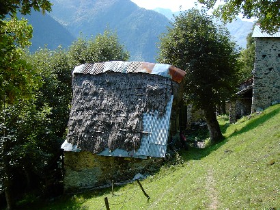 Mentre ci si avvicina a Garzeno è possibile incontrare una delle ultime Masöon.