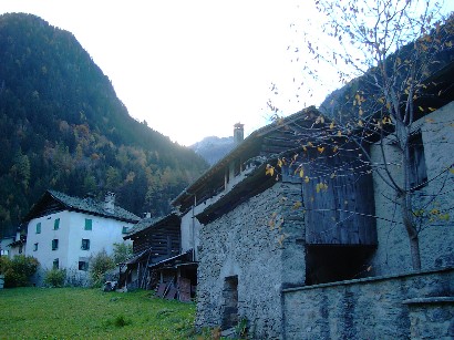 Un'immagine, scattata alla partenza, dell'abitato di Bondo.