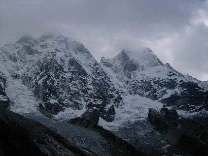 Le cime più alte, già innevate, avvolte da nuvole grigie che non promettono nulla di buono.