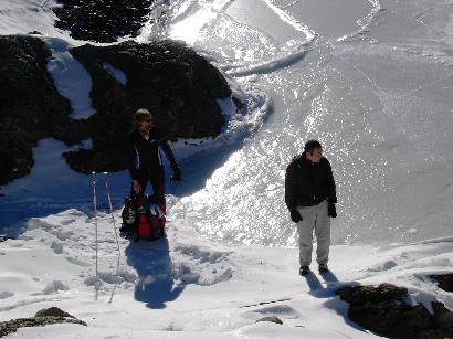 Intirizziti dal freddo, qualche foto accanto al lago gelato, ed ecco che ci si prepara per affrontare la discesa.