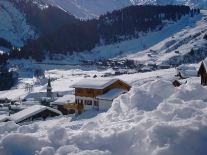 Rueras: il tipico paesino svizzero di montagna.