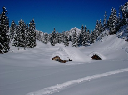 Foto da calendario. Baite sommerse dalla neve.