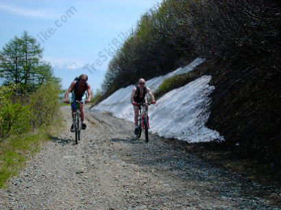 Un po' di neve accompagna la salita verso il Rifugio.