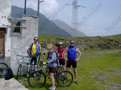 Pronti a partire. Dal Rifugio Giovo a Dongo la discesa sarà lunghissima.