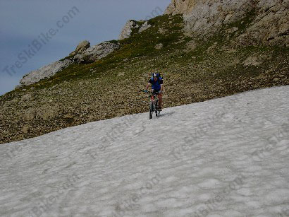 Uno dei brevi tratti di neve ancora presenti.