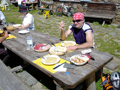 Pranzo pantagruelico come meritato premio per la salita!