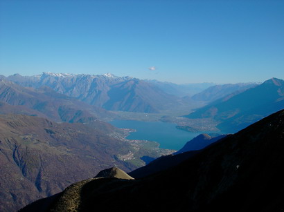 Il Lago di Como che spunta fra i monti.