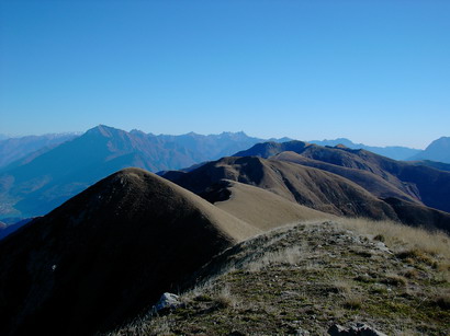 Un bellissimo sentiero panoramico corre proprio sulla cresta dei monti.