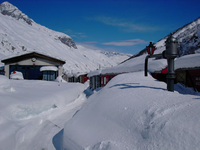 Vagoni sommersi dalla neve.