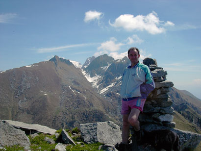 Sulla cima del Monte Brusada. Sullo sfondo a destra la Cima Dosenigo.