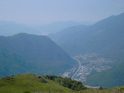 Autostrada che sale verso il Ceneri vista dalla Cime di Medeglia.
