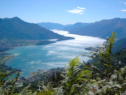 Lago di Como increspato dal vento.