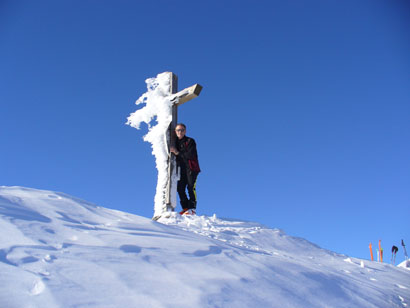 La croce sulla vetta coperta di ghiaccio.