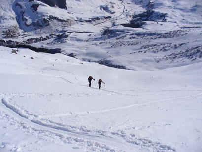 Gabriele e Milvia in salita verso il Pizzo.