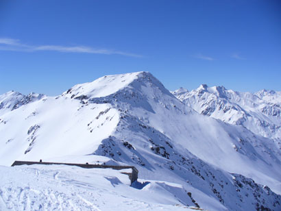 Foto poco sopra la Capanna del Pazolastock. Dietro, in primo piano, Rossbodenstock.