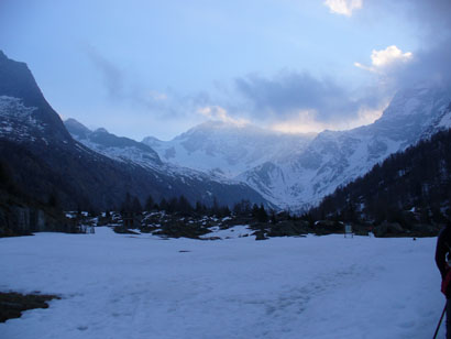 Al mattino qualche banco di nuvole sul Monte Disgrazia con la Sella di Piora sulla sinistra.