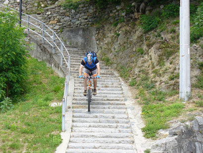 Scalinata ai piedi della chiesa di Trezzone.