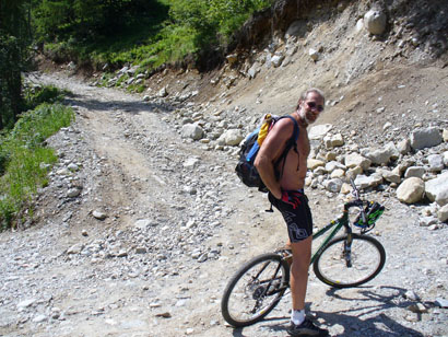 Nicola sugli ultimi tornanti prima della Casera di Dordona.