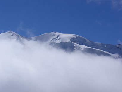 Il Piz Palù spunta fra le nubi.
