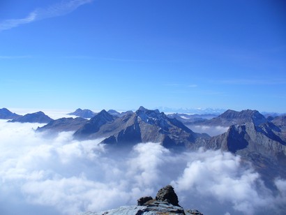 Cime della Mesolcina che spuntano dalle nuvole.