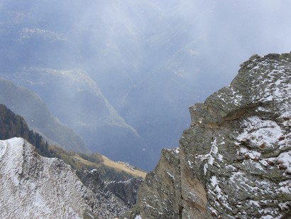 Tormenta sul Passo, sole in Bregaglia. Sullo sfondo S. Antonio.