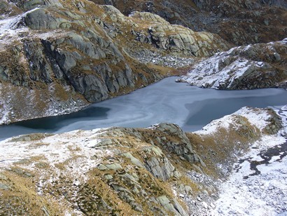 Lago principale della Valle Di Spluga parzialmente ghiacciato.