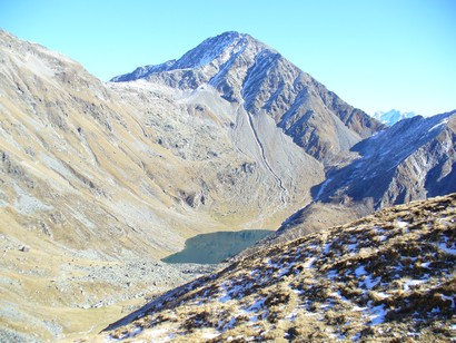 Lago Dell'Acqua Fraggia e Pizz Gallagiun sullo sfondo.