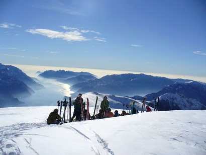 Sci alpinisti in pausa nei pressi della croce di vetta.