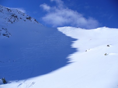 Il canalone appena sotto la cresta.