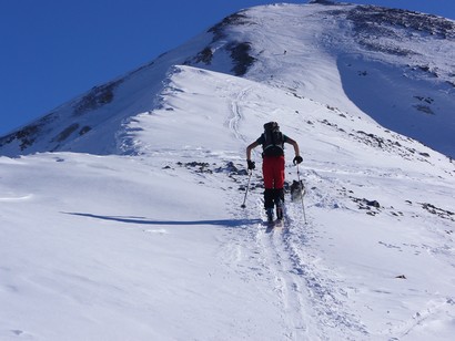 Stefano  si appresta ad affrontare gli ultimi 300 m della dorsale ovest del Piz Daint.