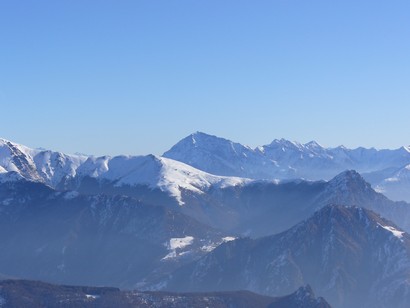 Al centro si vede il Monte Legnone.