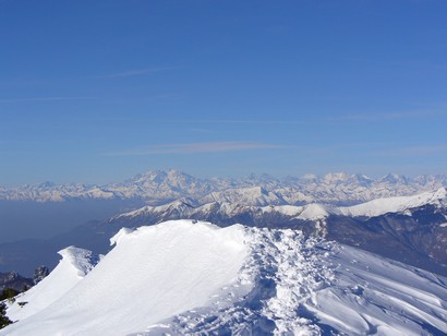 All'orizzonte il Monte Rosa.