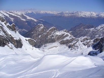 Vista sulla valle sottostante e diga di Pescegallo.