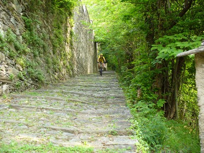 Giuseppe impegnato nel ciotolato del convento di Bigorio.