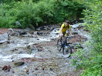 Giuseppe alle prese con l'attraversamento del fiume.