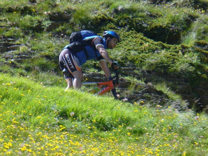 Mattia alle prese col single track.