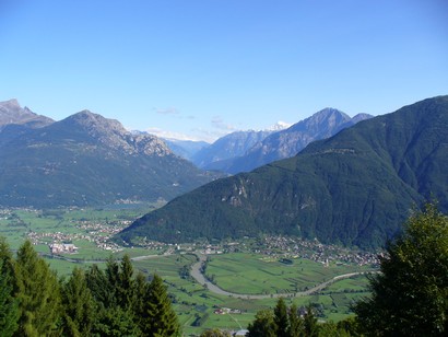 Panoramica sull'estrema Bassa Valtellina, con sullo sfondo le montagne della Val Chiavenna.