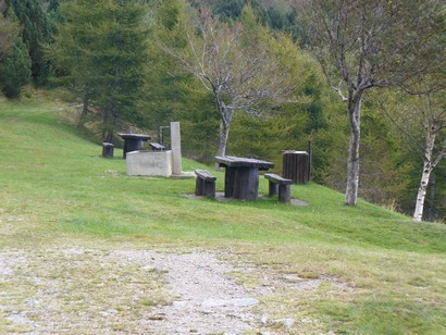 Alla Capanna Piandanazzo è possibile concedersi una comoda pausa.