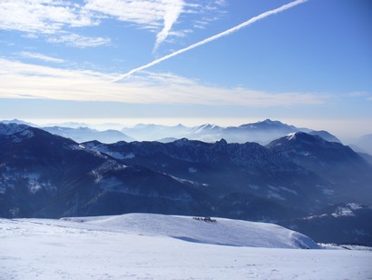 Iniziano le velature. In primo piano il Monte Bre.