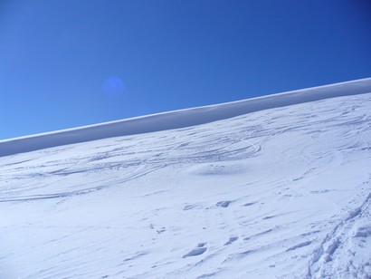 Cornici di neve che si stagliano verso il cielo blu.