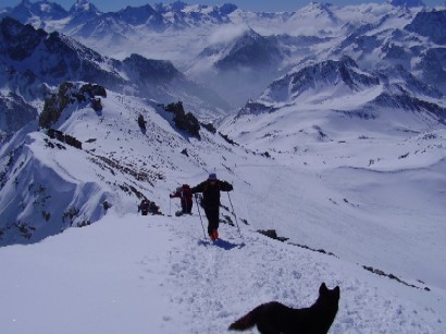 Ormai sulla cima. Dietro di noi altri alpinisti raggiungono la vetta.