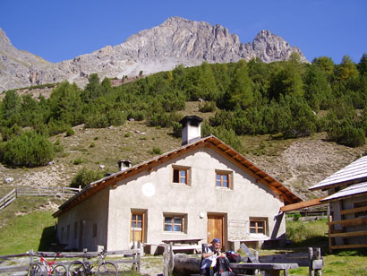 Sosta, poco prima del tratto a piedi, all'Alpe Chaschauna.