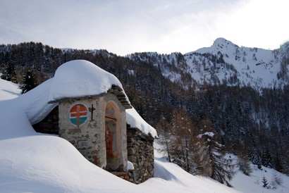 La cappelleta all'Alpe d'Assola 1761 m, con la Cima d'Assola 2166 m.
