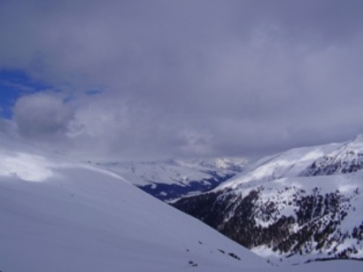 Nuvole. Tante nuvole. Il cielo azzurro farebbe pensare ad una bella schiarita, ma non sarà mai così.