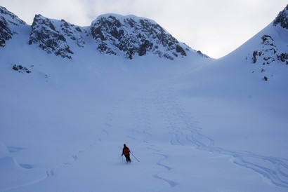 Discesa in Val da Natons nei pendii a N del Piz Campagnung.