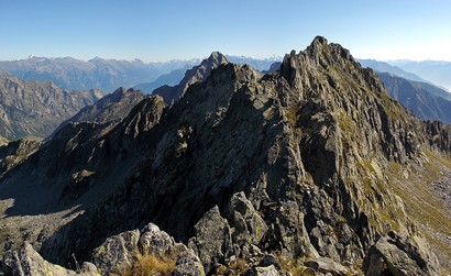 dai pressi del Pizzo Caurga: il Pizzo Campanile. Alla sua sinistra emerge la vetta del Pizzo Cavregasco.