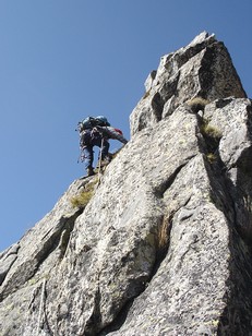 Giovanni affronta il tratto più delicato della traversata, la discesa alla Bocchetta Brusoni.