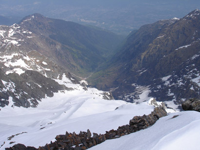 Dalla cima del Pizzo del Diavolo  di Malgina 2926 m, con il fondovalle della Val Malgina.